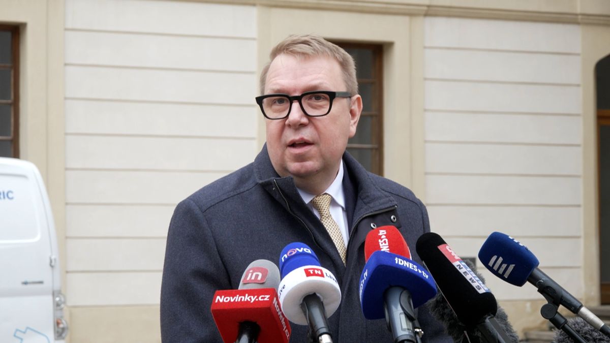 Juchelkovo ministerstvo uzavřelo smlouvy s poradci na sítě za tisíc korun na hodinu. Po otázkách Novinek je zrušilo